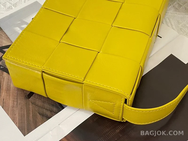 보테가베네타 Bottega Veneta 삼각 버클 카세트백 스몰 ver.2 상세 이미지