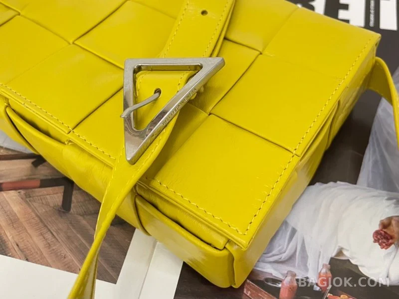 보테가베네타 Bottega Veneta 삼각 버클 카세트백 스몰 ver.2 상세 이미지