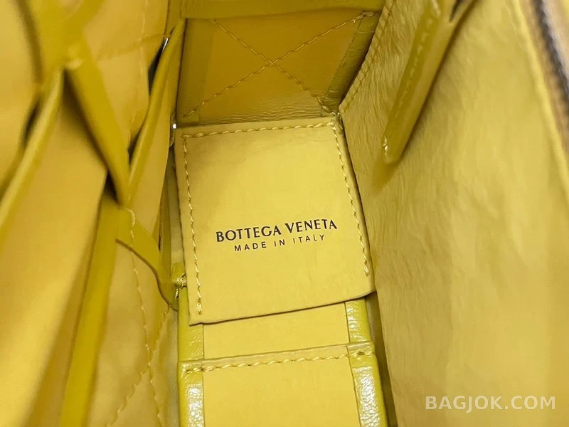 보테가베네타 Bottega Veneta 삼각 버클 카세트백 스몰 ver.2 상세 이미지