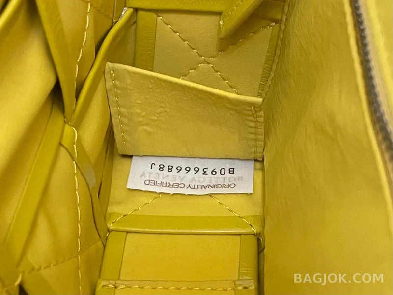 보테가베네타 Bottega Veneta 삼각 버클 카세트백 스몰 ver.2 상세 이미지