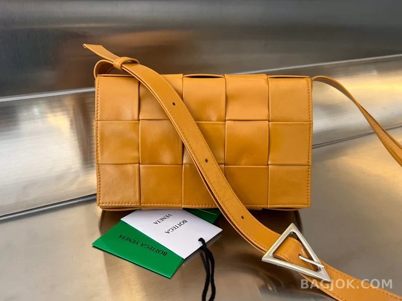 보테가베네타 Bottega Veneta 삼각 버클 카세트백 스몰 ver.2 상세 이미지