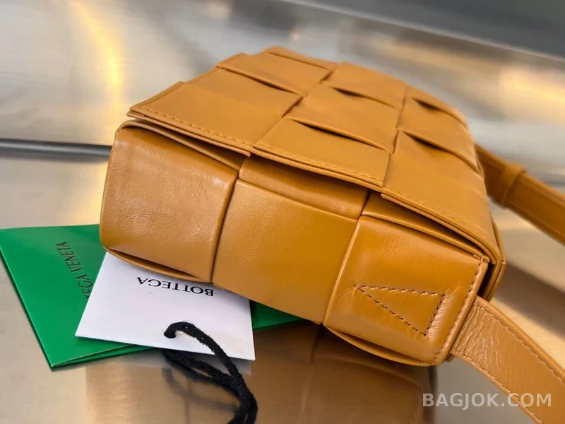 보테가베네타 Bottega Veneta 삼각 버클 카세트백 스몰 ver.2 상세 이미지