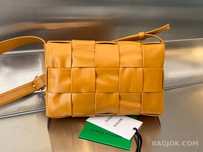 보테가베네타 Bottega Veneta 삼각 버클 카세트백 스몰 ver.2 상세 이미지
