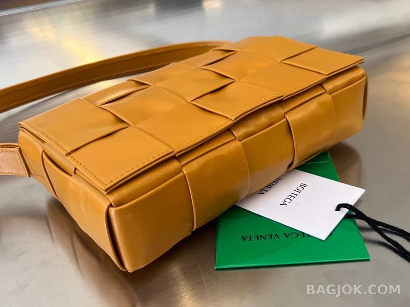 보테가베네타 Bottega Veneta 삼각 버클 카세트백 스몰 ver.2 상세 이미지