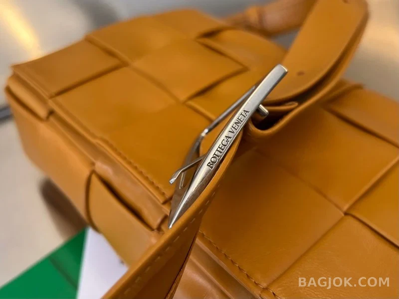 보테가베네타 Bottega Veneta 삼각 버클 카세트백 스몰 ver.2 상세 이미지