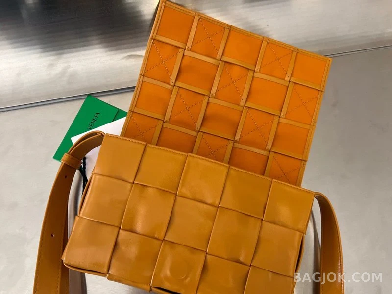 보테가베네타 Bottega Veneta 삼각 버클 카세트백 스몰 ver.2 상세 이미지