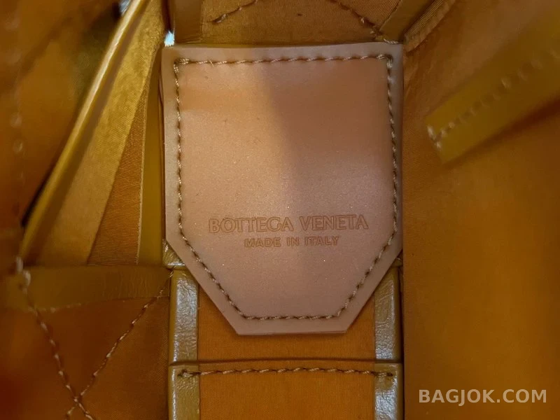 보테가베네타 Bottega Veneta 삼각 버클 카세트백 스몰 ver.2 상세 이미지