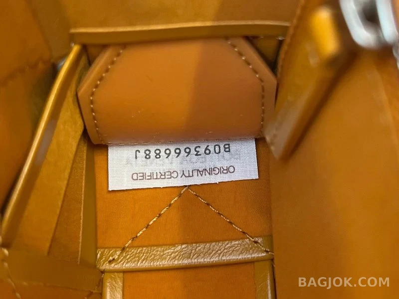 보테가베네타 Bottega Veneta 삼각 버클 카세트백 스몰 ver.2 상세 이미지
