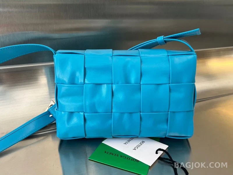 보테가베네타 Bottega Veneta 삼각 버클 카세트백 스몰 ver.2 상세 이미지