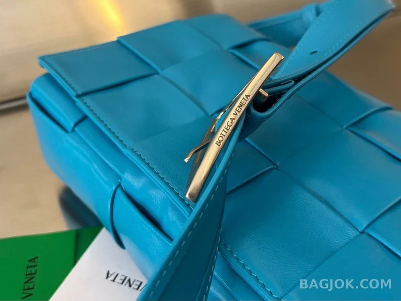 보테가베네타 Bottega Veneta 삼각 버클 카세트백 스몰 ver.2 상세 이미지