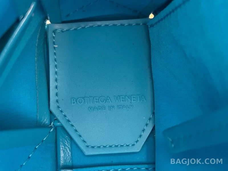 보테가베네타 Bottega Veneta 삼각 버클 카세트백 스몰 ver.2 상세 이미지