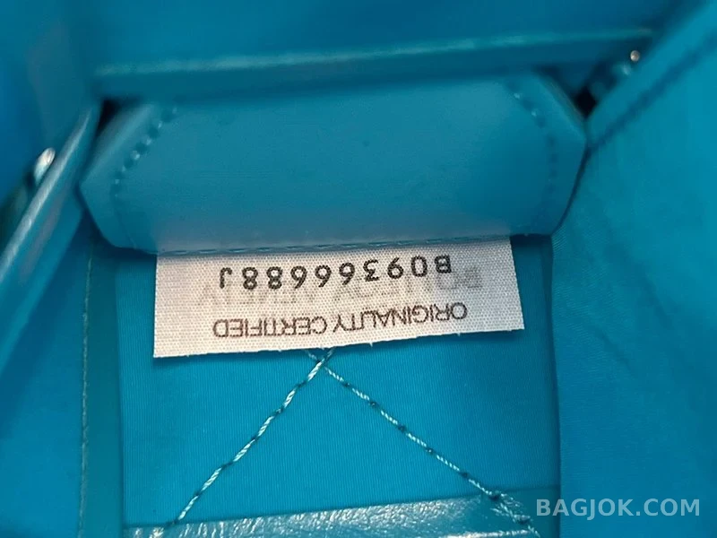 보테가베네타 Bottega Veneta 삼각 버클 카세트백 스몰 ver.2 상세 이미지