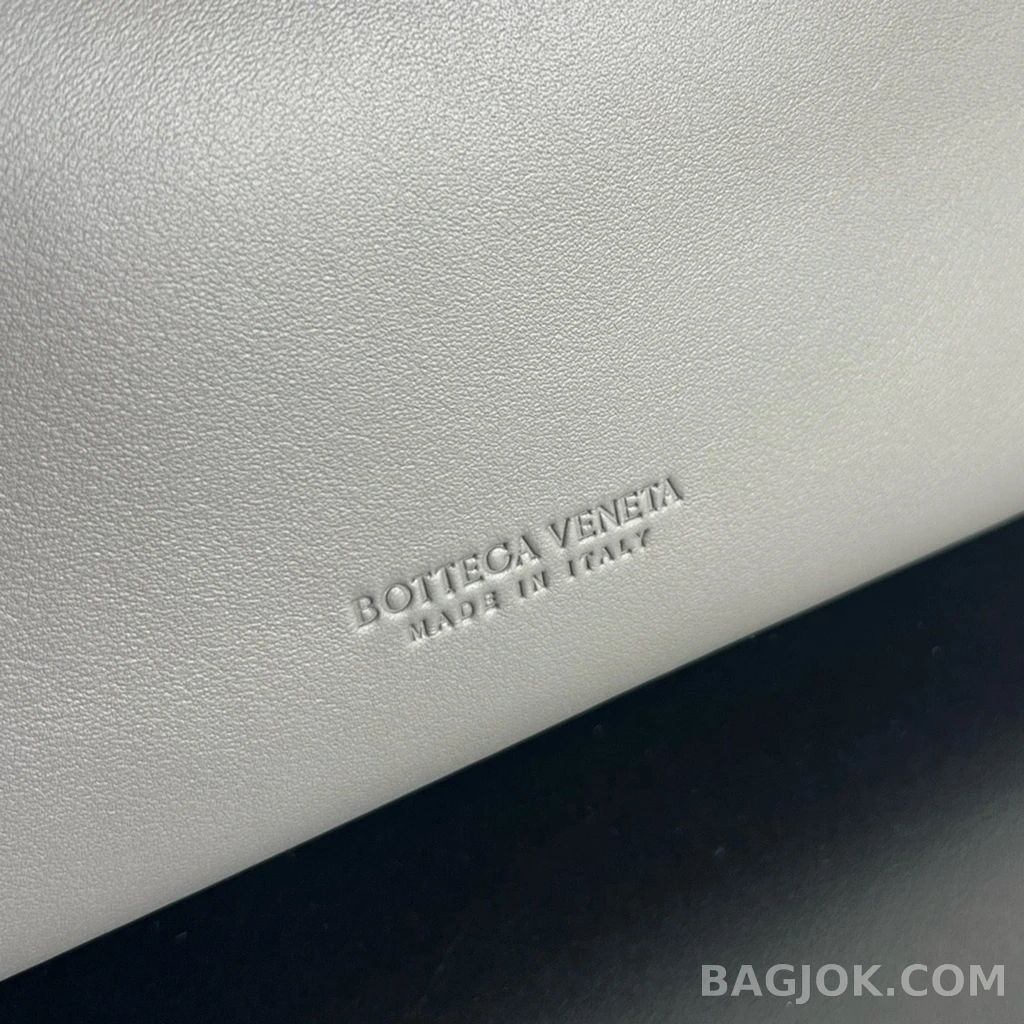 보테가베네타 Bottega Veneta 스무스 레더 안디아모 미디움 상세 이미지