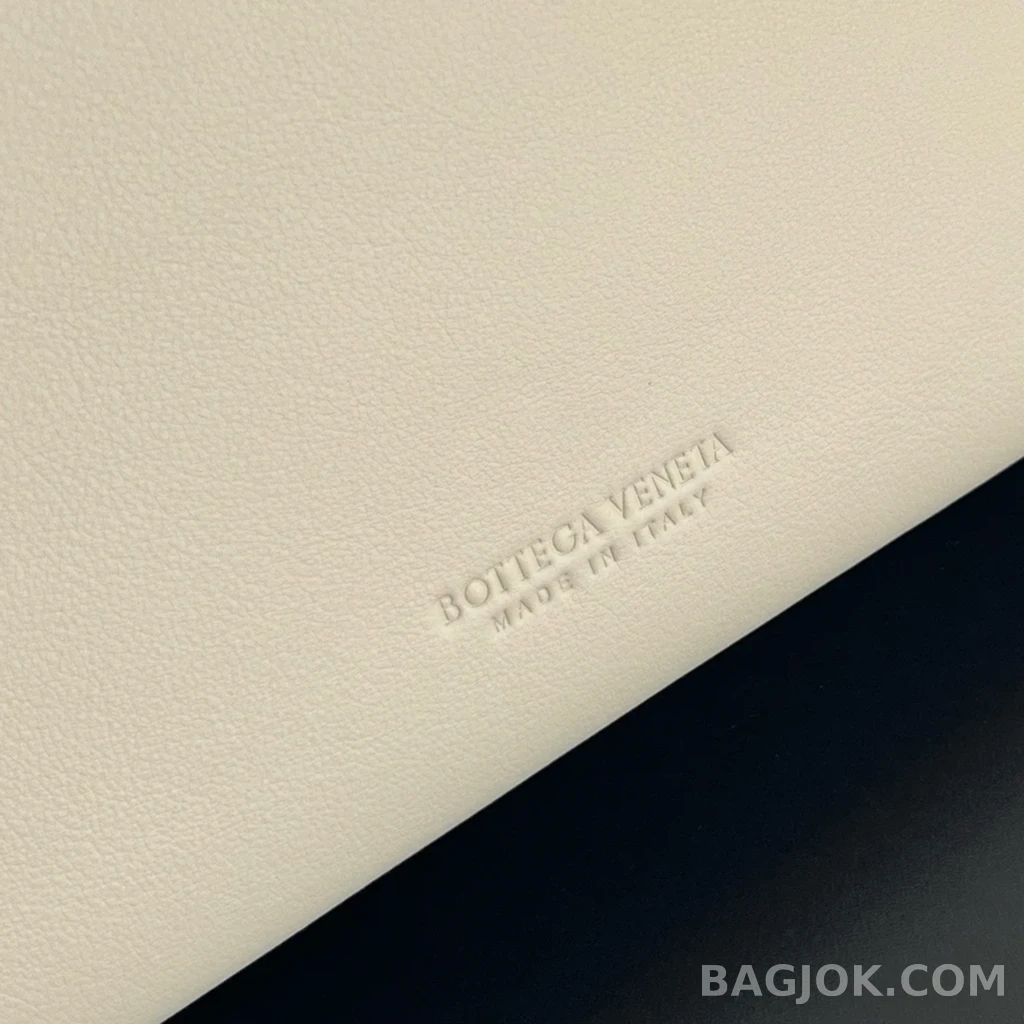 보테가베네타 Bottega Veneta 스무스 레더 안디아모 미디움 상세 이미지