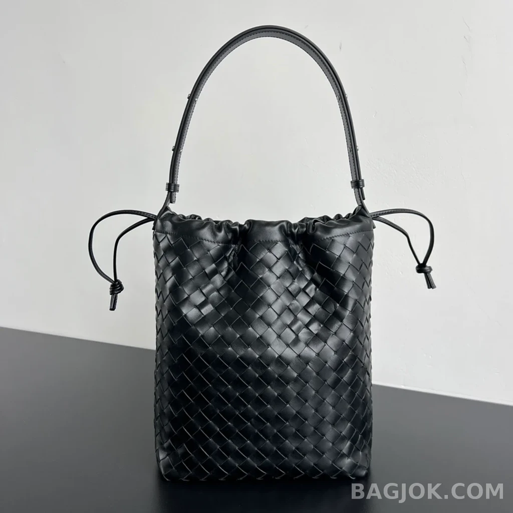 보테가베네타 Bottega Veneta 위빙 가죽 드로우스트링 숄더 백 상세 이미지