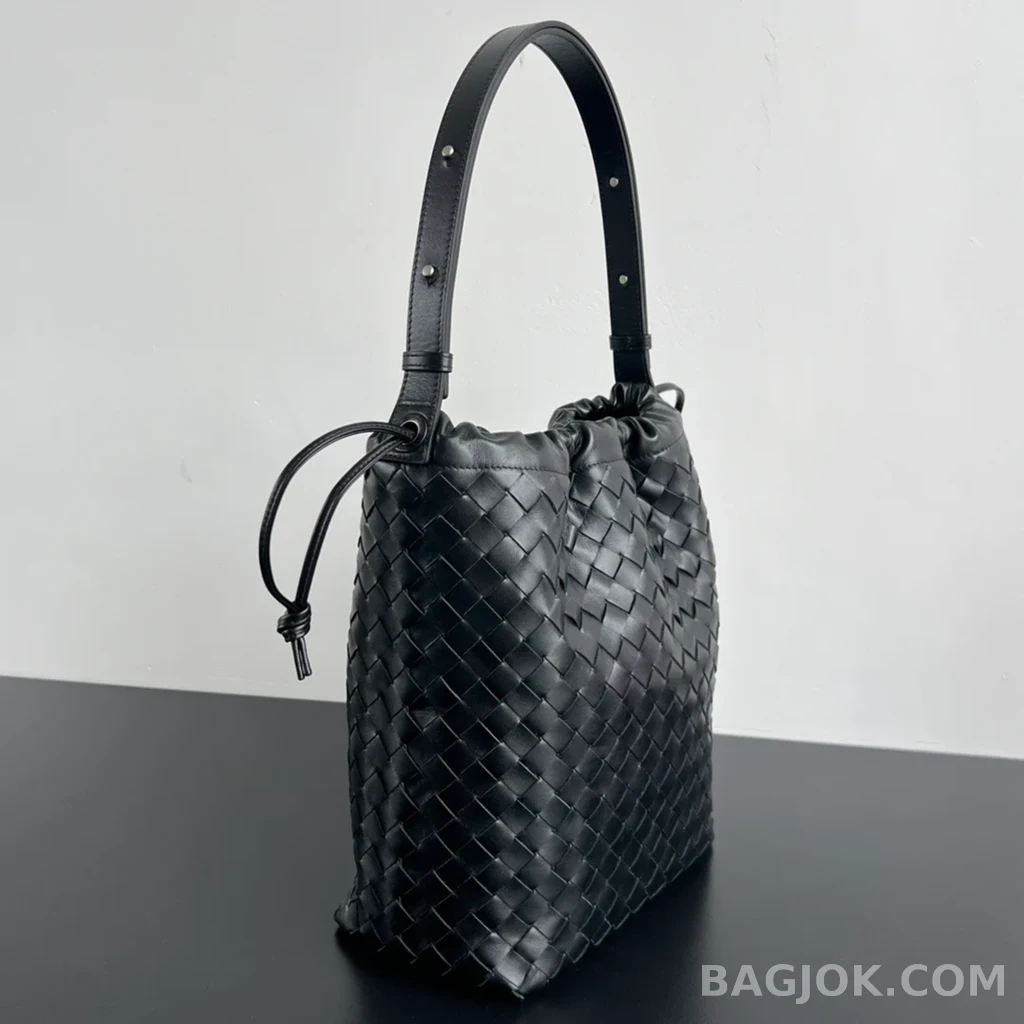 보테가베네타 Bottega Veneta 위빙 가죽 드로우스트링 숄더 백 상세 이미지