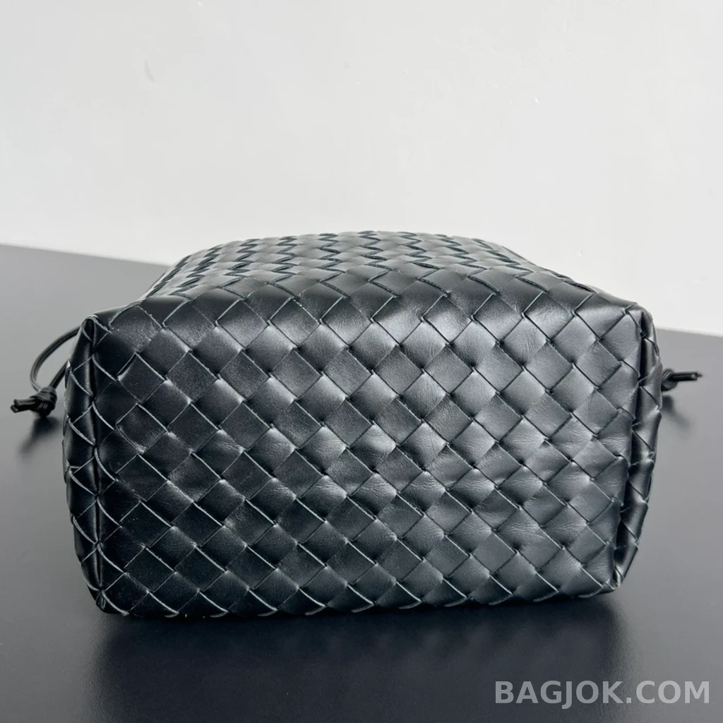보테가베네타 Bottega Veneta 위빙 가죽 드로우스트링 숄더 백 상세 이미지
