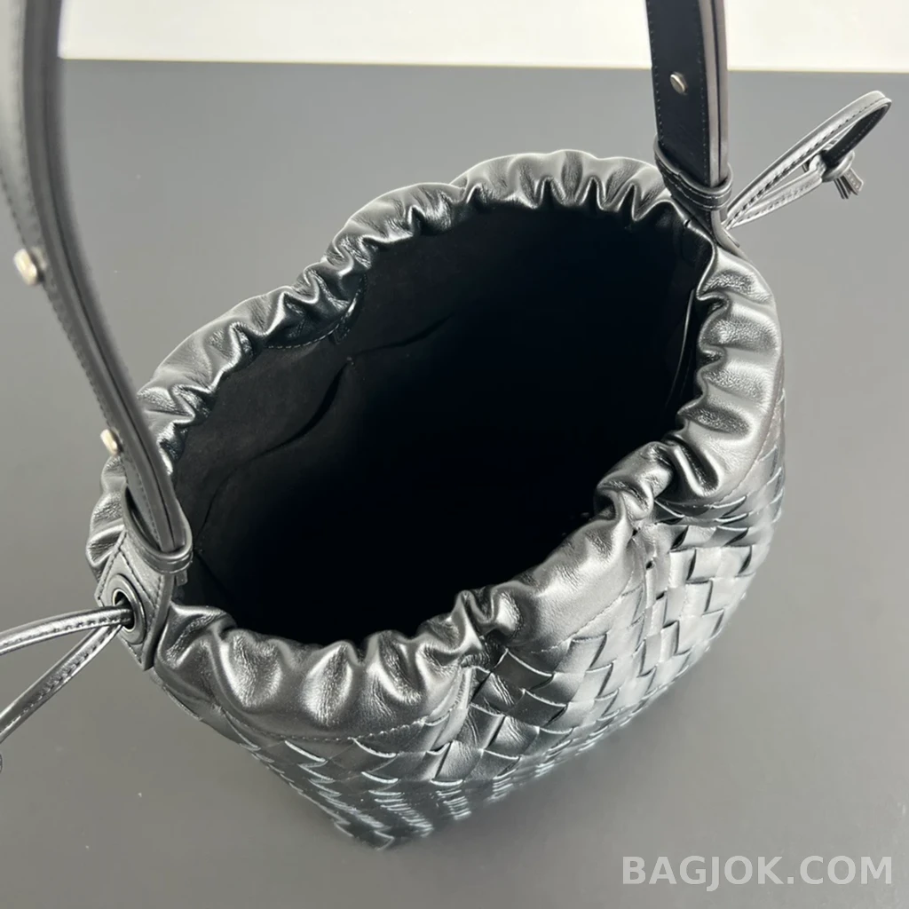 보테가베네타 Bottega Veneta 위빙 가죽 드로우스트링 숄더 백 상세 이미지