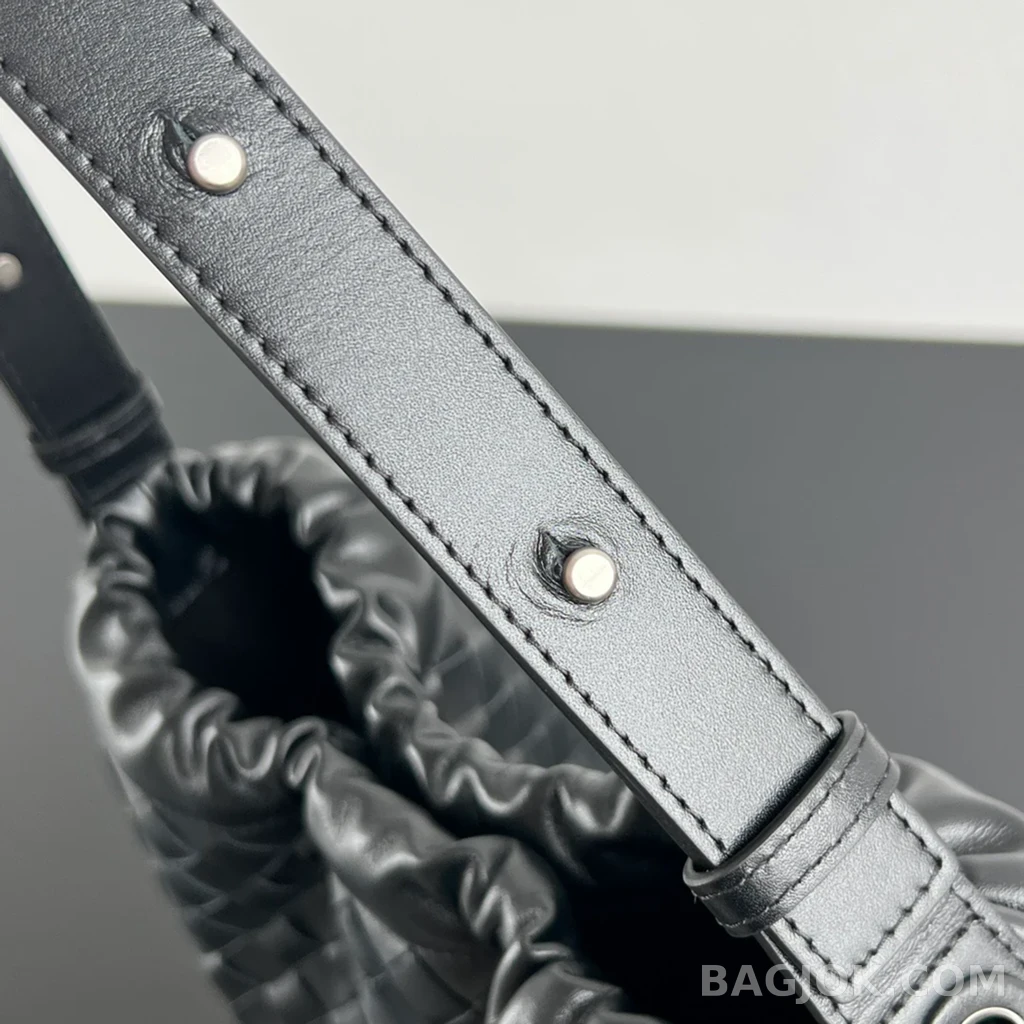 보테가베네타 Bottega Veneta 위빙 가죽 드로우스트링 숄더 백 상세 이미지