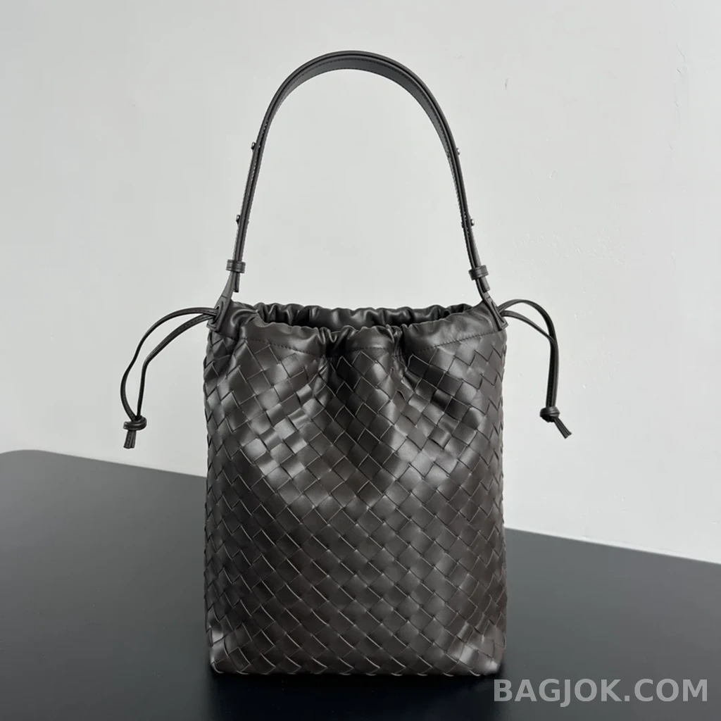 보테가베네타 Bottega Veneta 위빙 가죽 드로우스트링 숄더 백 상세 이미지