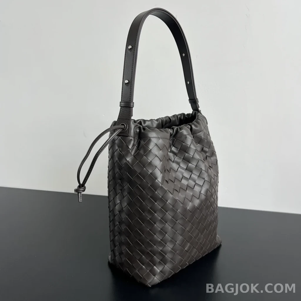 보테가베네타 Bottega Veneta 위빙 가죽 드로우스트링 숄더 백 상세 이미지