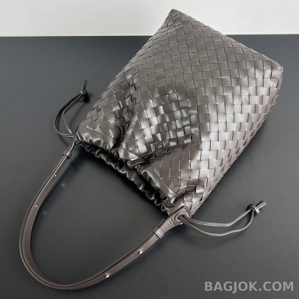 보테가베네타 Bottega Veneta 위빙 가죽 드로우스트링 숄더 백 상세 이미지