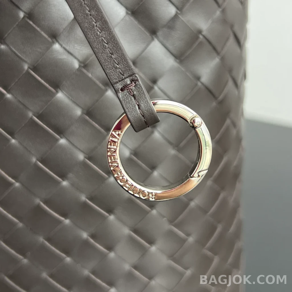 보테가베네타 Bottega Veneta 위빙 가죽 드로우스트링 숄더 백 상세 이미지