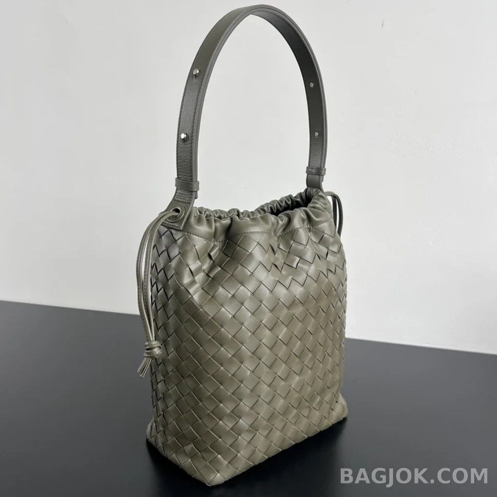 보테가베네타 Bottega Veneta 위빙 가죽 드로우스트링 숄더 백 상세 이미지