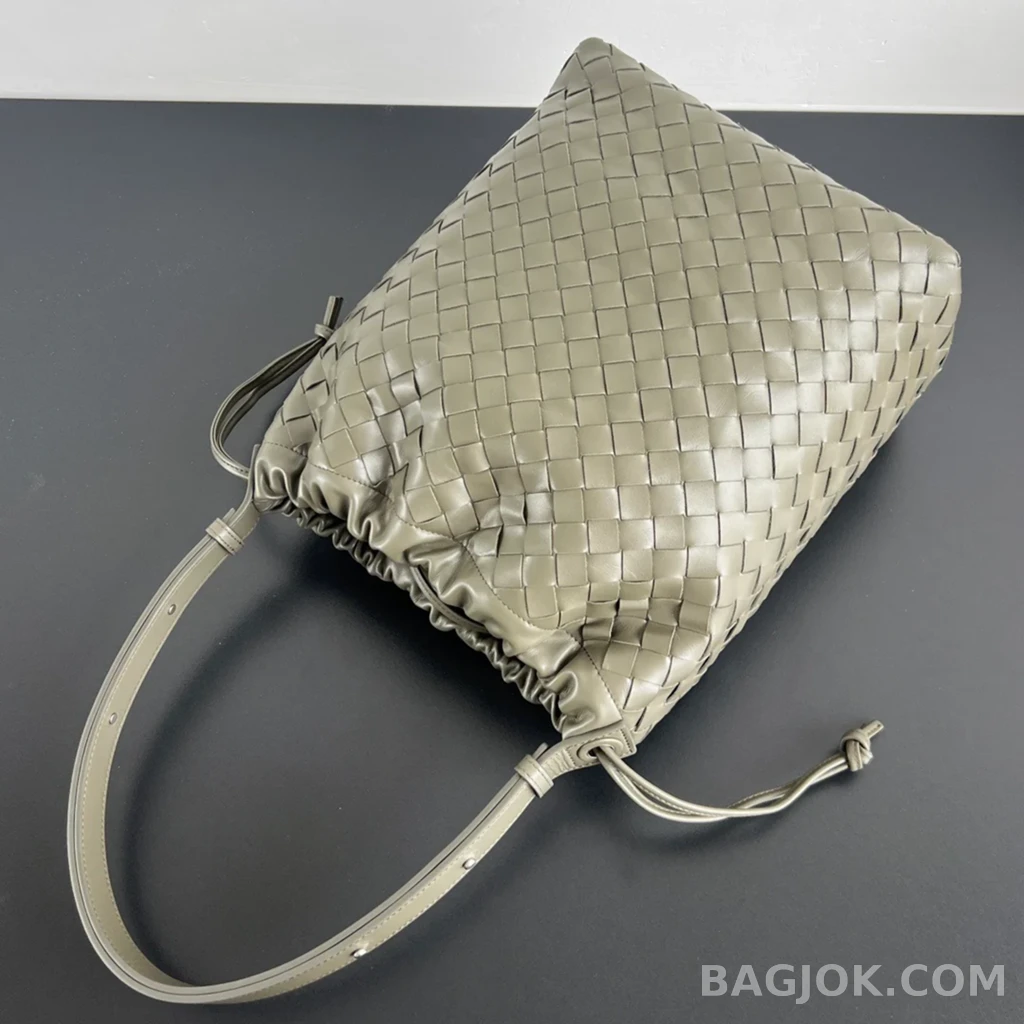 보테가베네타 Bottega Veneta 위빙 가죽 드로우스트링 숄더 백 상세 이미지