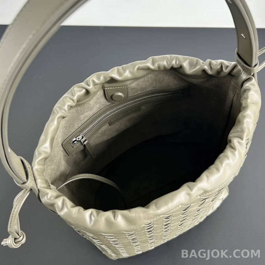 보테가베네타 Bottega Veneta 위빙 가죽 드로우스트링 숄더 백 상세 이미지