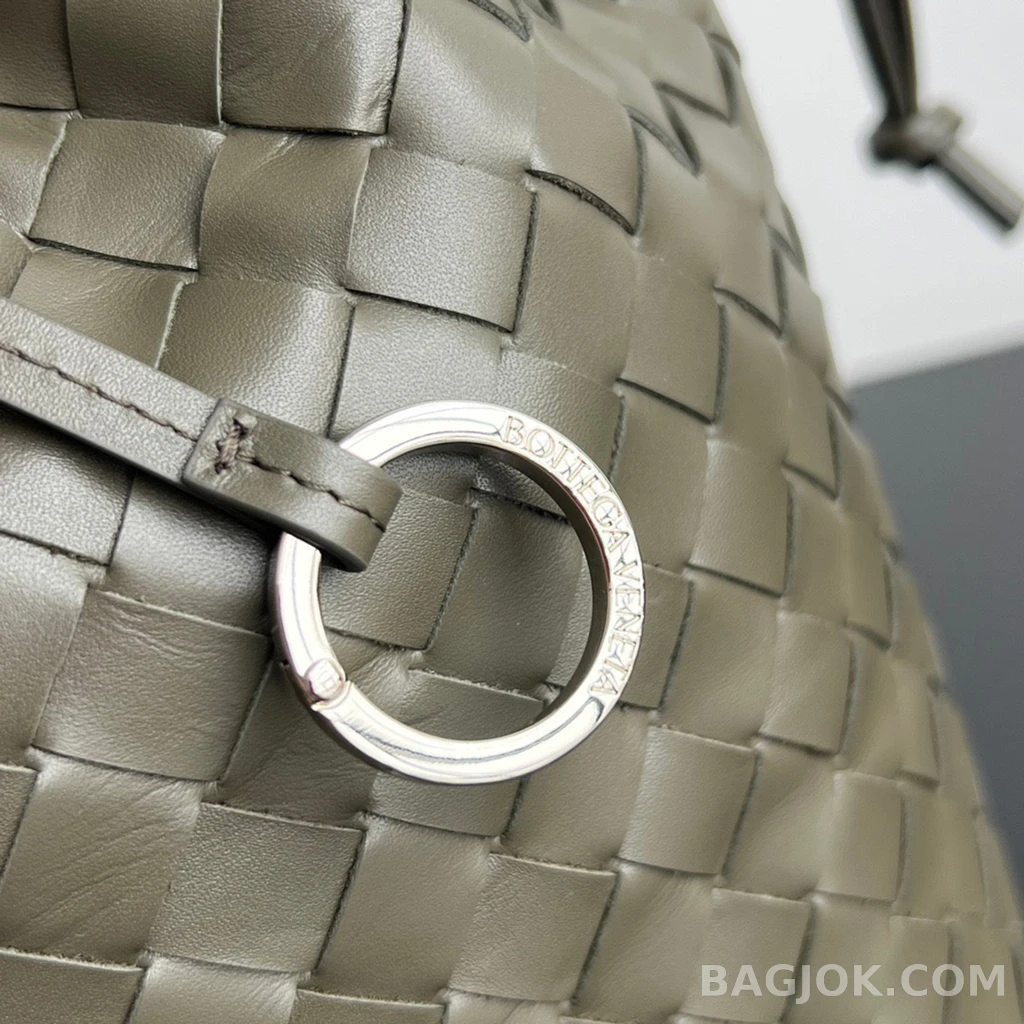 보테가베네타 Bottega Veneta 위빙 가죽 드로우스트링 숄더 백 상세 이미지