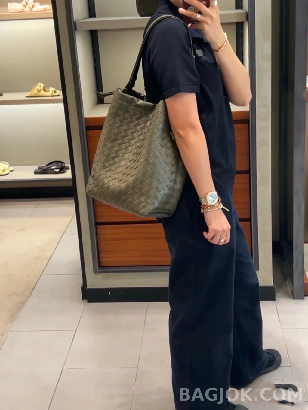 보테가베네타 Bottega Veneta 위빙 가죽 드로우스트링 숄더 백 상세 이미지