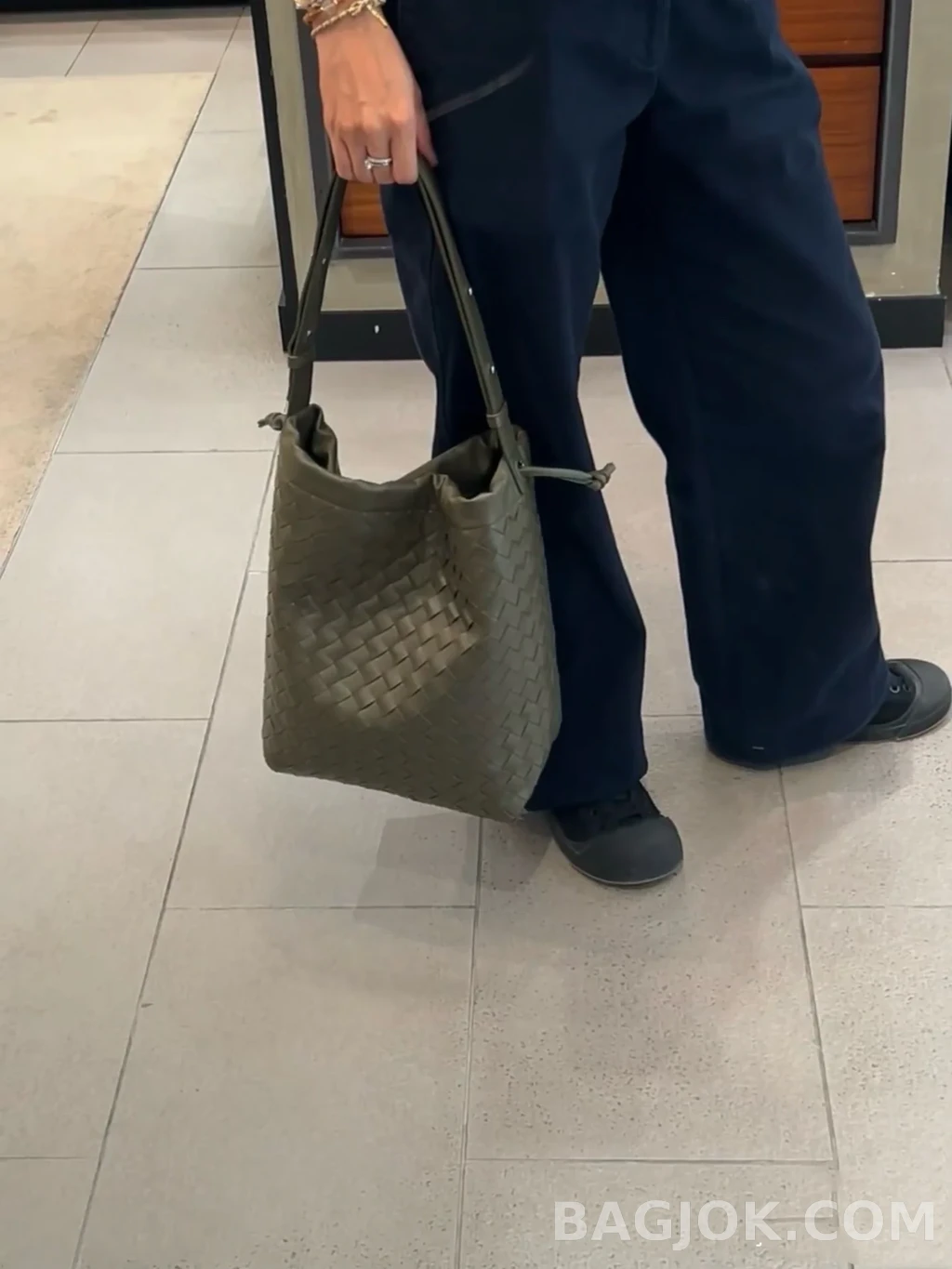 보테가베네타 Bottega Veneta 위빙 가죽 드로우스트링 숄더 백 상세 이미지