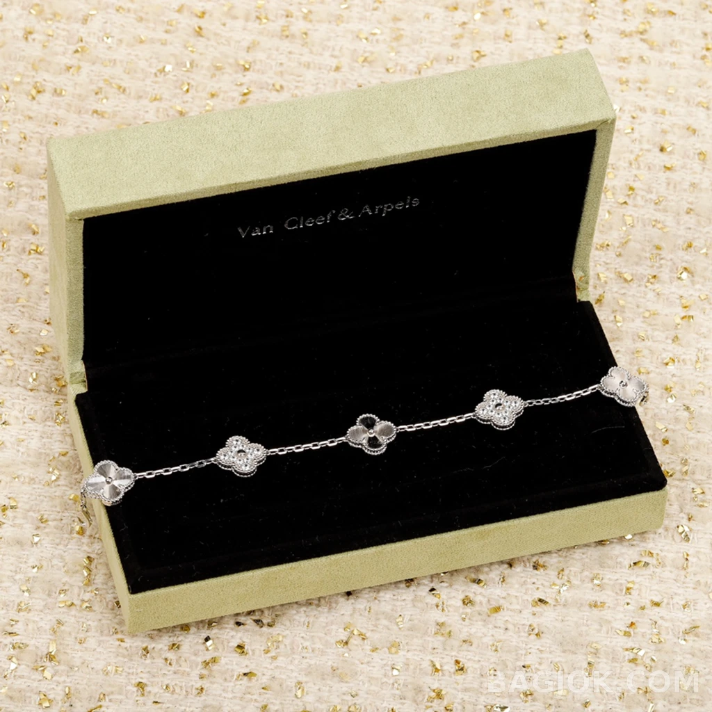 반클리프 아펠 Van Cleef & Arpels Vintage Alhambra 화이트 골드 기요셰 팔찌 상세 이미지