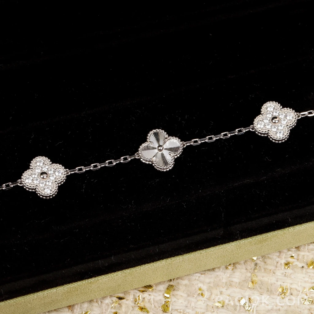 반클리프 아펠 Van Cleef & Arpels Vintage Alhambra 화이트 골드 기요셰 팔찌 상세 이미지
