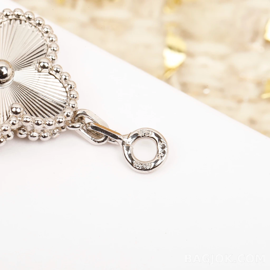 반클리프 아펠 Van Cleef & Arpels Vintage Alhambra 화이트 골드 기요셰 팔찌 상세 이미지