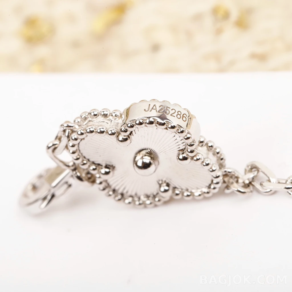 반클리프 아펠 Van Cleef & Arpels Vintage Alhambra 화이트 골드 기요셰 팔찌 상세 이미지