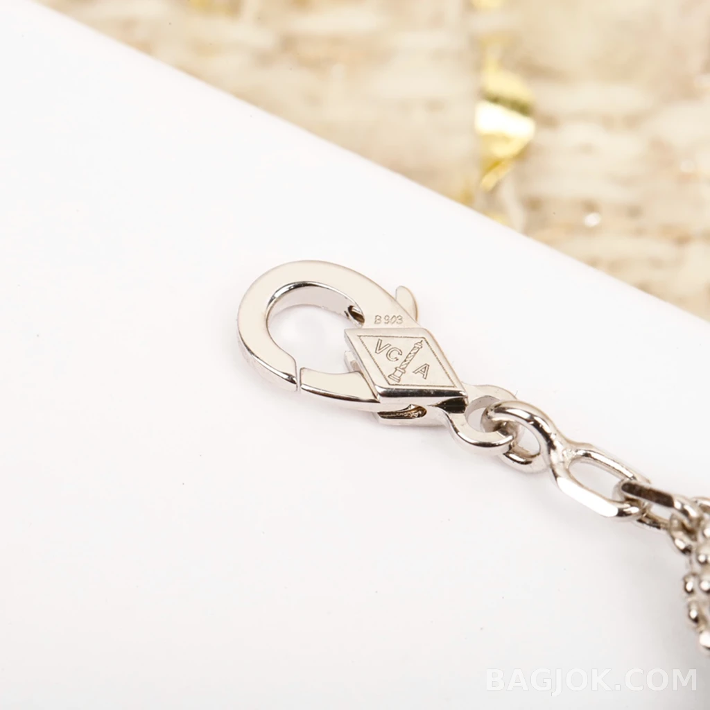 반클리프 아펠 Van Cleef & Arpels Vintage Alhambra 화이트 골드 기요셰 팔찌 상세 이미지