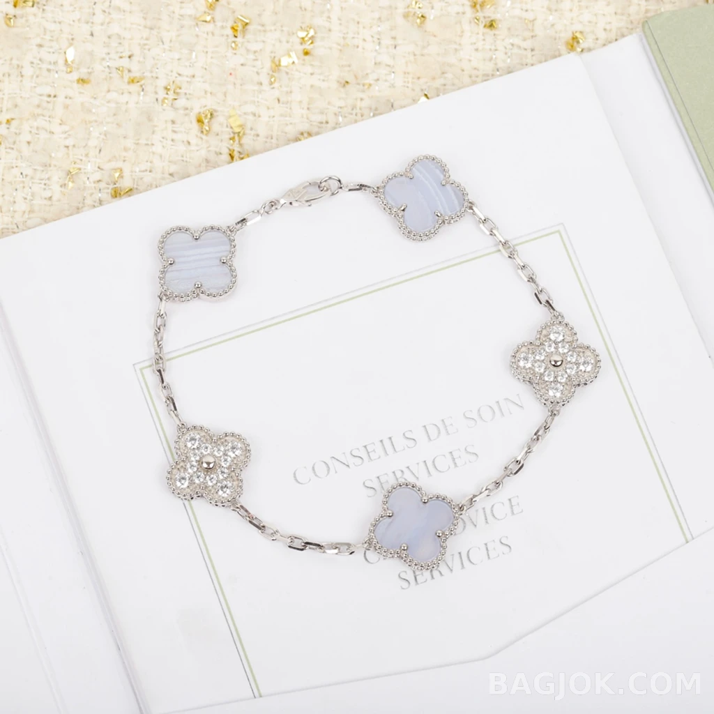 반클리프 아펠 Van Cleef & Arpels Vintage Alhambra 화이트 골드 기요셰 팔찌 상세 이미지