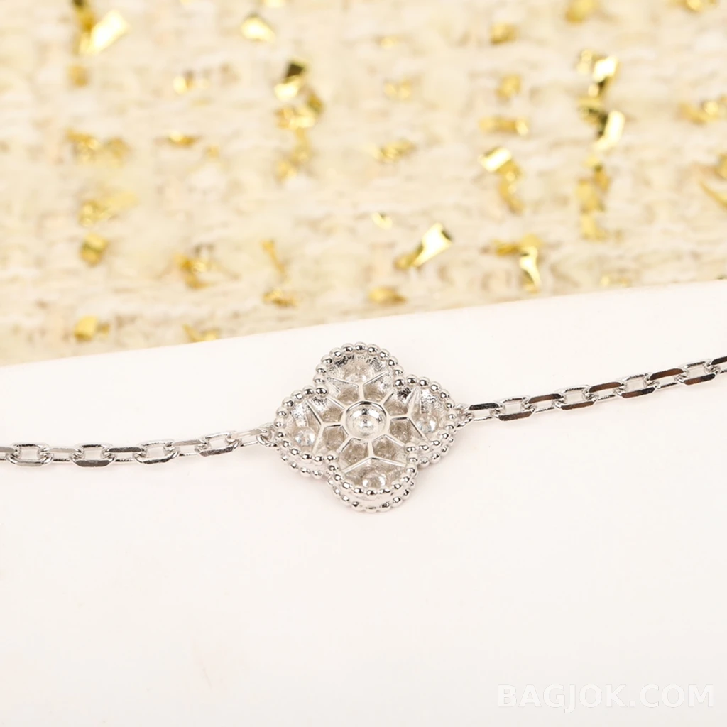 반클리프 아펠 Van Cleef & Arpels Vintage Alhambra 화이트 골드 기요셰 팔찌 상세 이미지