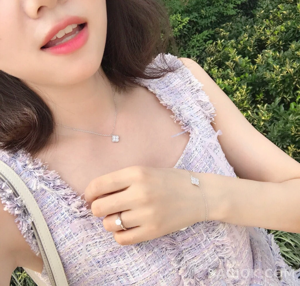 반클리프 아펠 Van Cleef & Arpels Sweet Alhambra 미니 목걸이 상세 이미지