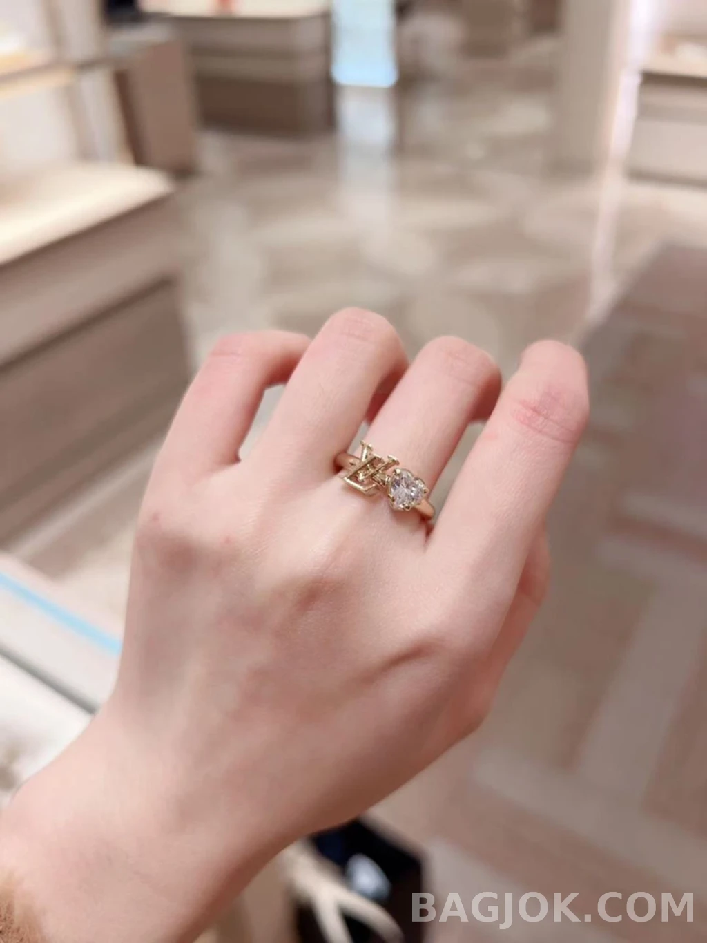루이비통 Louis Vuitton 하트 스톤 로고 반지 상세 이미지