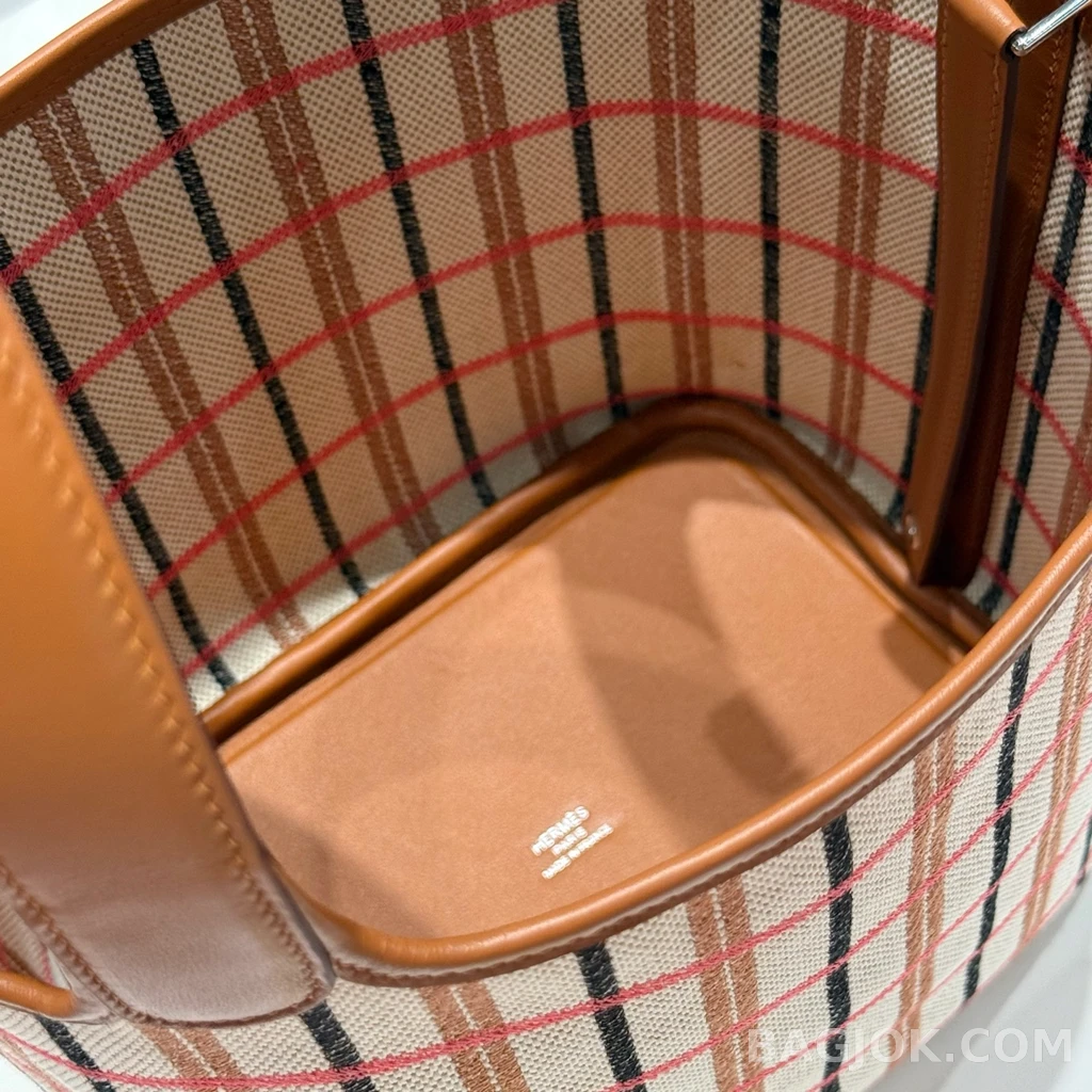 에르메스 Hermes 피코탄 락 18 캔버스 페인팅 '사랑의 미학' 상세 이미지