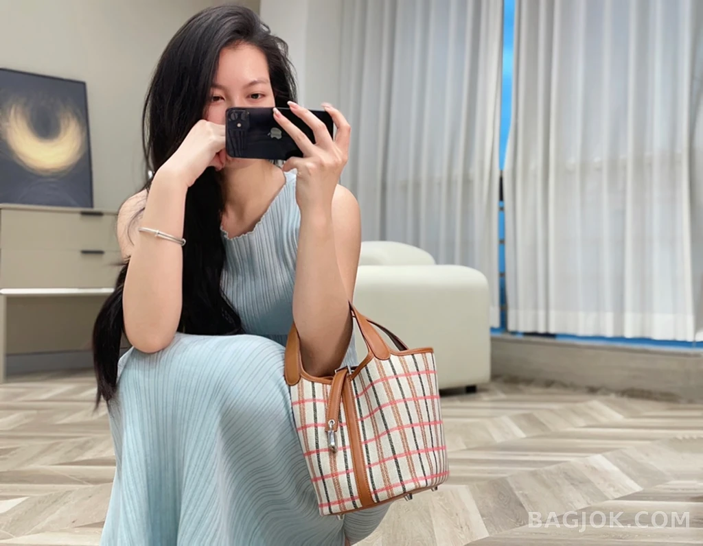 에르메스 Hermes 피코탄 락 18 캔버스 페인팅 '사랑의 미학' 상세 이미지