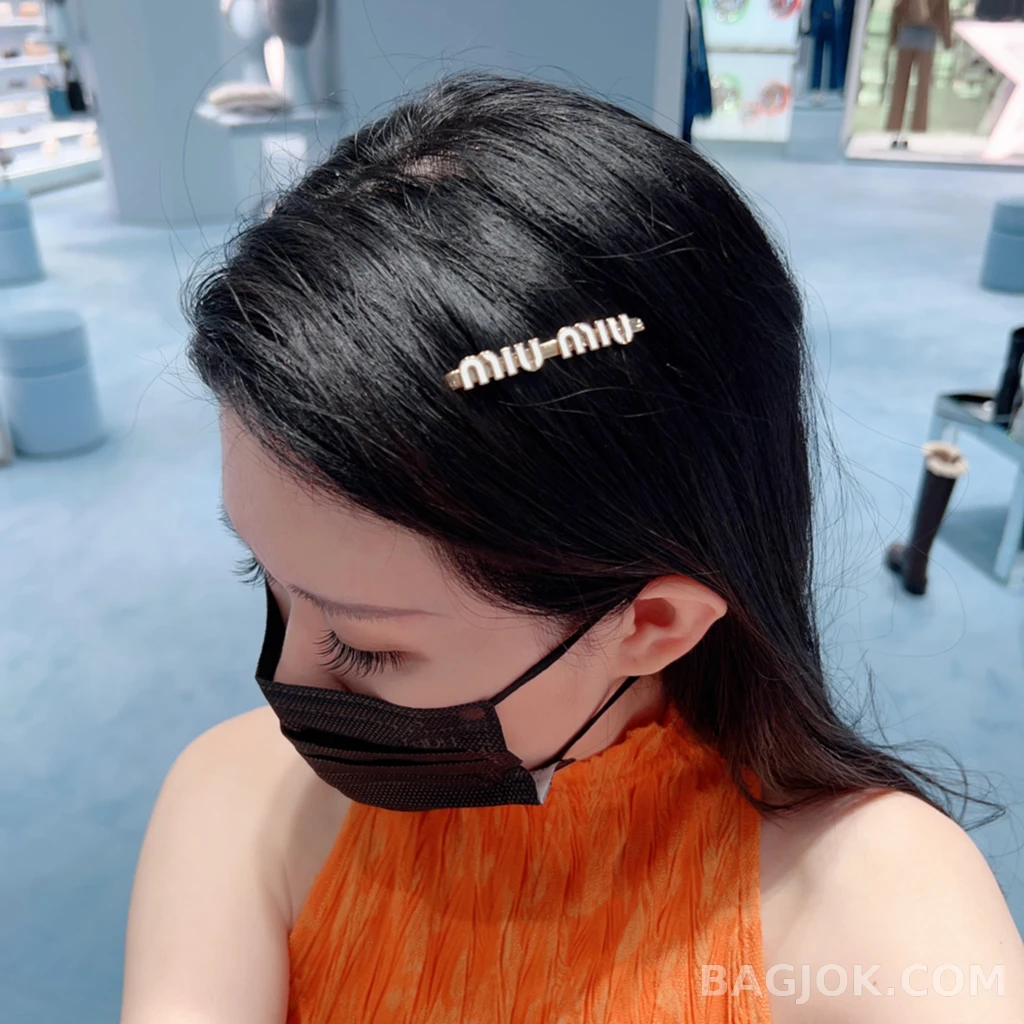 미우미우 Miu Miu 로고 헤어클립 상세 이미지