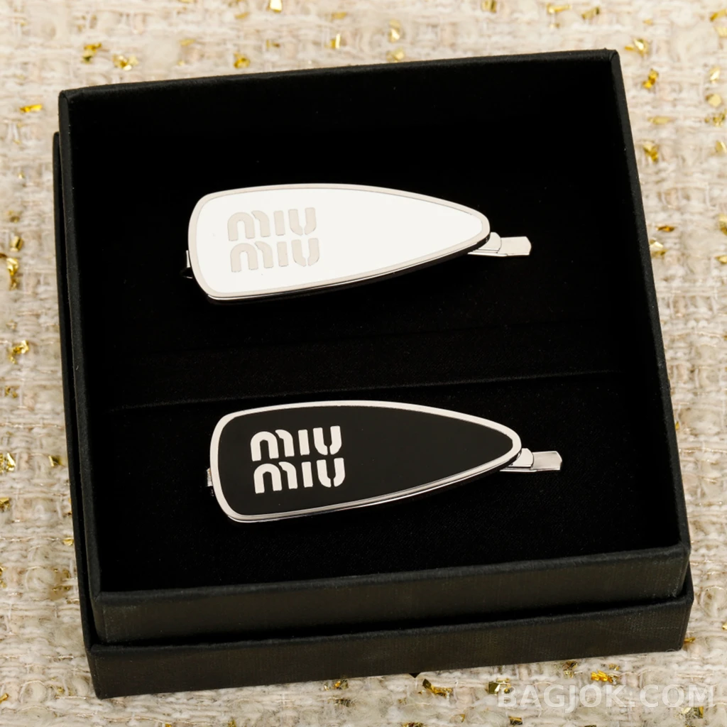 미우미우 Miu Miu 티어드롭 로고 헤어클립 상세 이미지