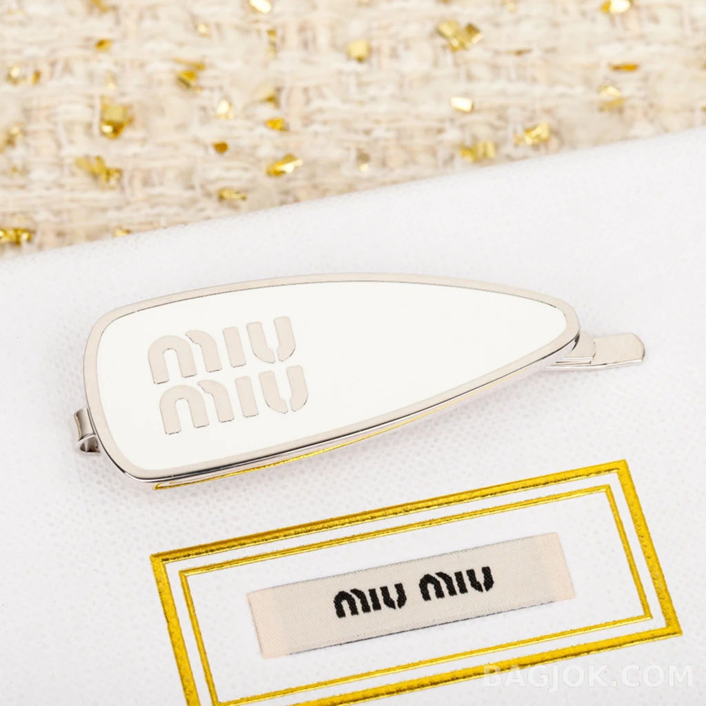 미우미우 Miu Miu 티어드롭 로고 헤어클립 상세 이미지