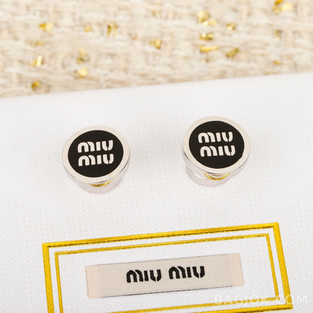 미우미우 Miu Miu 로고 스터드 귀걸이 상세 이미지