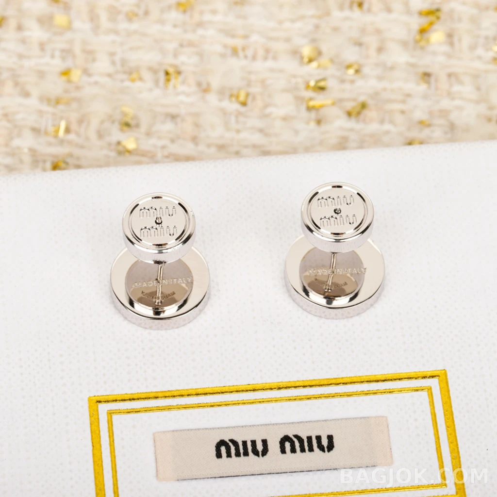 미우미우 Miu Miu 로고 스터드 귀걸이 상세 이미지
