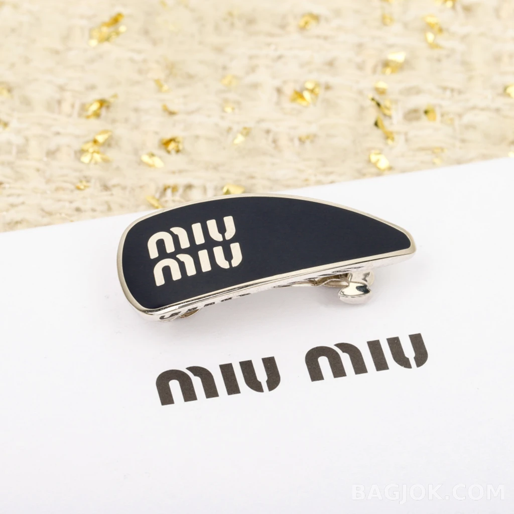 미우미우 Miu Miu 에나멜 로고 헤어클립 상세 이미지